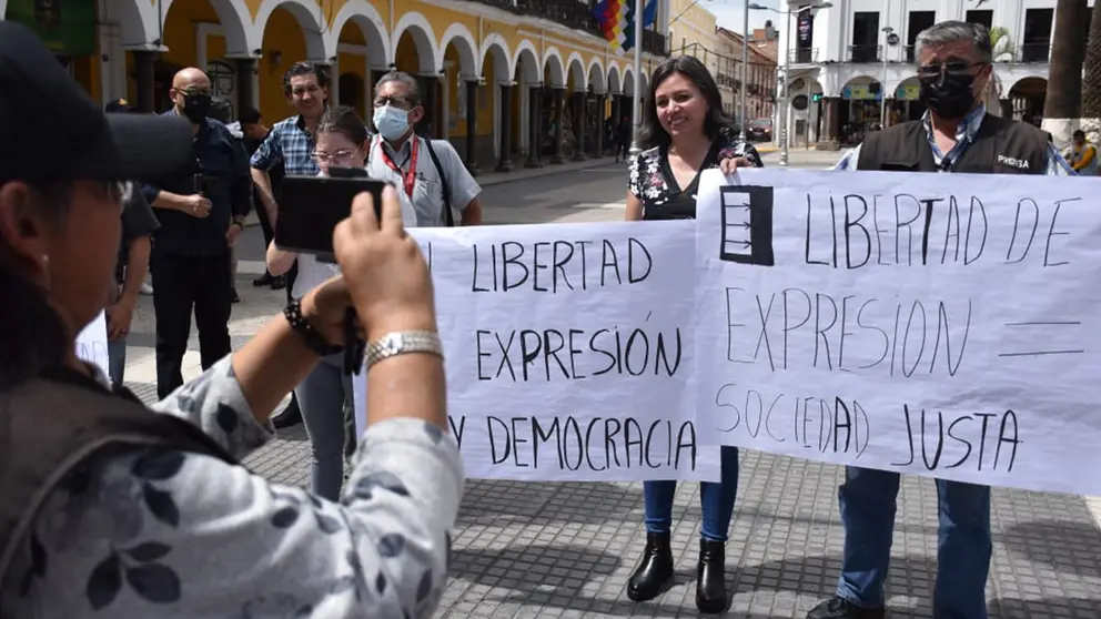 Periodistas de Cochabamba realizaron plant&oacute;n en la Plaza 14 de Septiembre. / NO&Eacute; PORTUGAL