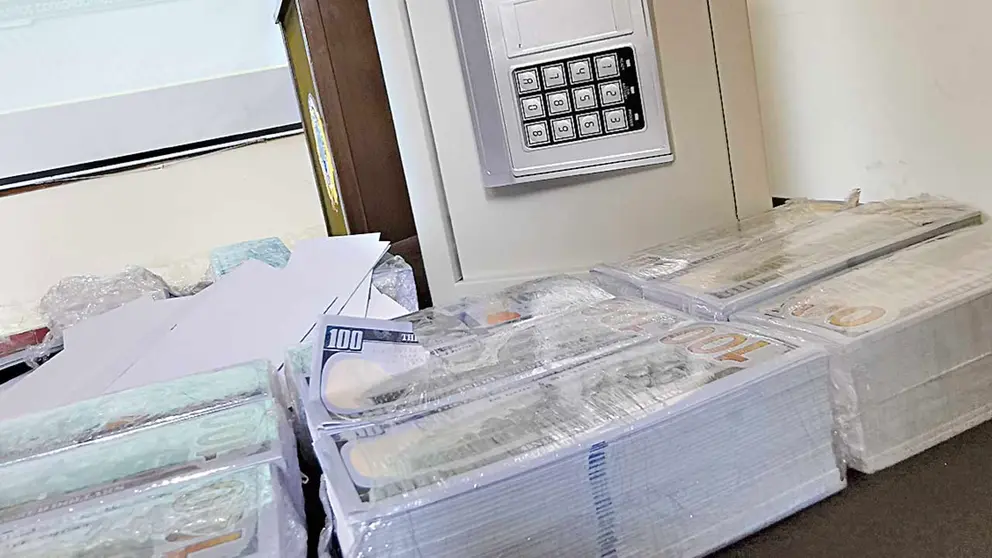 Secuestran la caja fuerte y los billetes falsos./ MARIELA COSS&Iacute;O