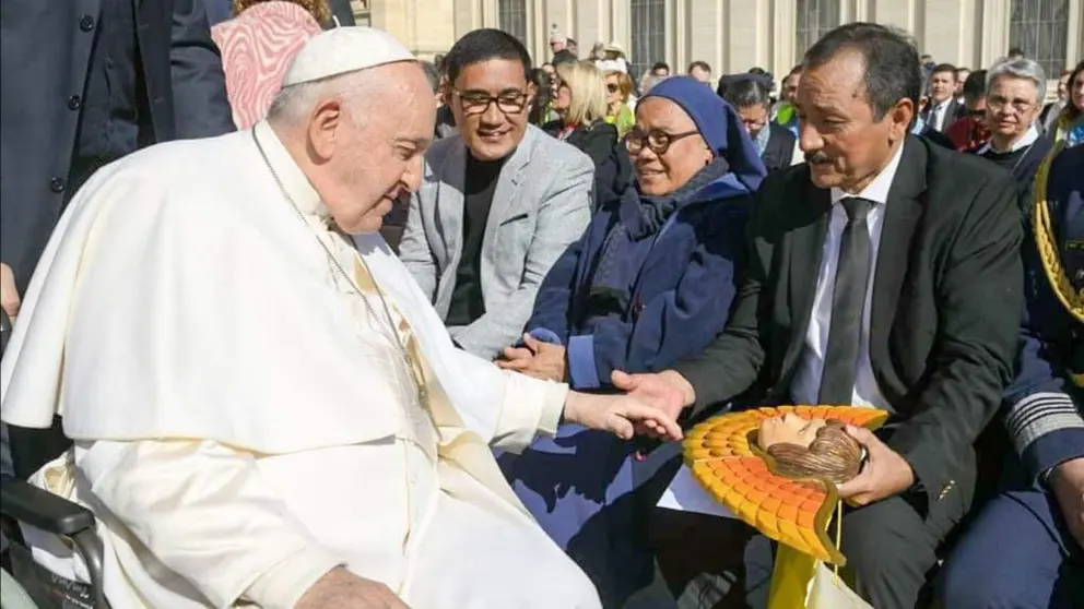 El rector de la Uagrm, Vicente Cu&eacute;llar, (der) junto al Papa Francisco (izq). VICENTE CU&Eacute;LLAR