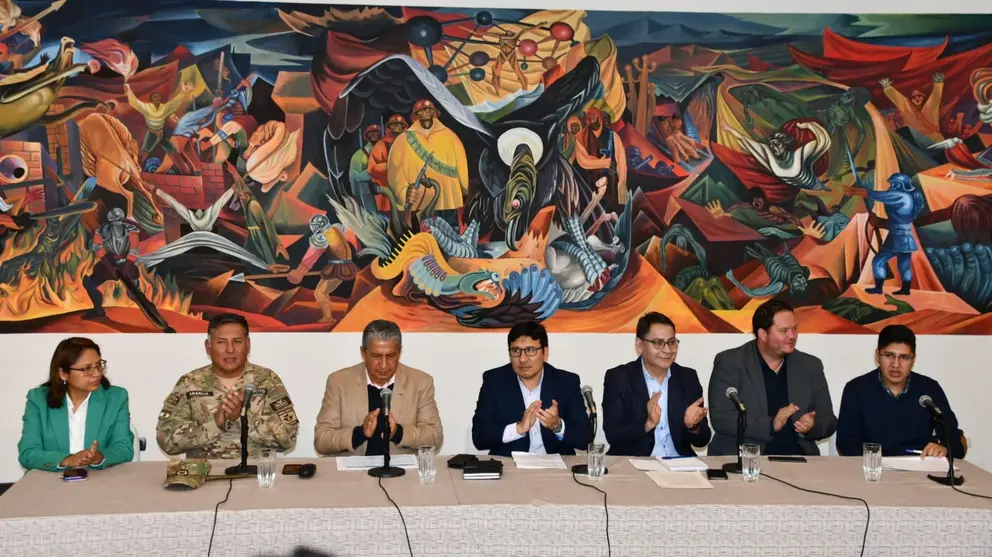 Autoridades del Gobierno, entre ellas, el ministro de Defensa, Edmundo Novillo, en la presentaci&oacute;n del plan "Soberan&iacute;a". MINISTERIO DE HIDROCARBUROS
