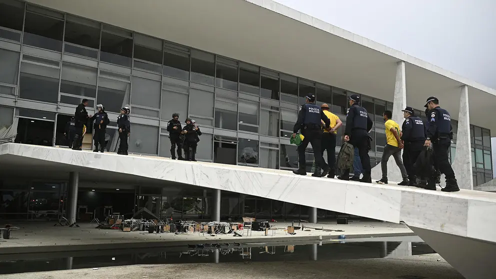 Las fuerzas de seguridad detiene a los seguidores del expresidente brasile&ntilde;o Jair Bolsonaro que invadieron el Palacio de Planalto, en Brasilia (Brasil)./ EFE