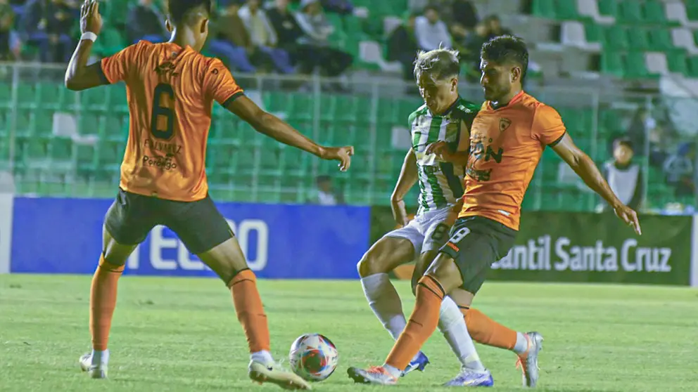 Acci&oacute;n del partido entre Oriente Petrolero y Royal Pari./ APG