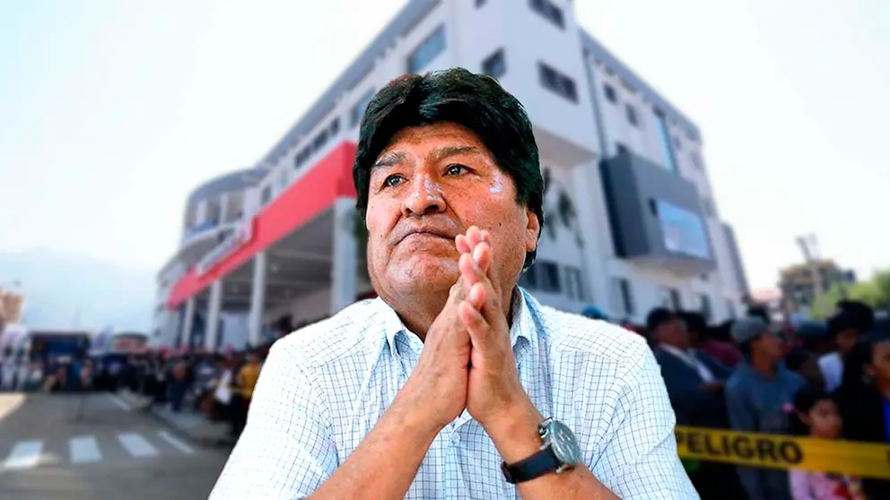 Evo Morales en imagen. Al fondo un hospital local abarrotado de personas. COMPOSICI&Oacute;N OPINI&Oacute;N