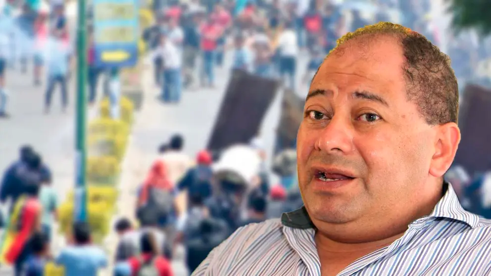 El exministro Carlos Romero. Al fondo un enfrentamiento por los conflictos de 2018. COMPOSICI&Oacute;N OPINI&Oacute;N
