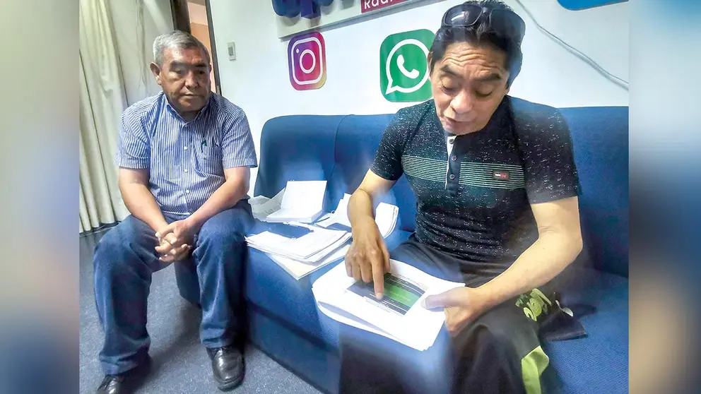 Los vecinos Jorge Amurrio y Javier Iba&ntilde;ez, este 17 de abril./ MELISSA REVOLLO