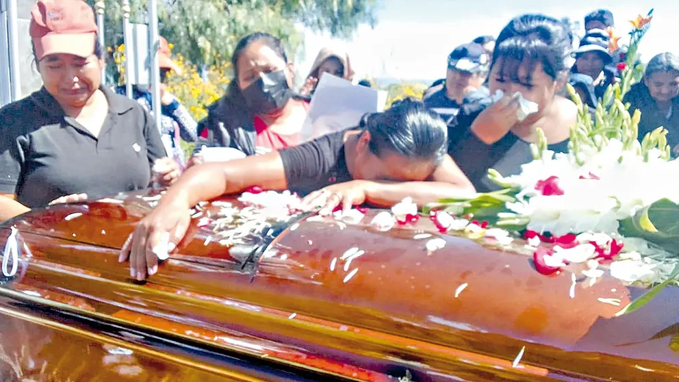 Dan el &uacute;ltimo adi&oacute;s a Kendy, v&iacute;ctima de feminicidio, en el cementerio de Falsuri de Vinto, Cochabamba./ VOCES LIBRES