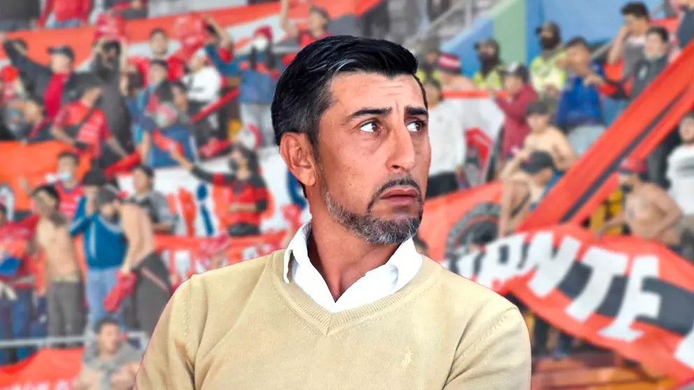 Cristian Diaz, director t&eacute;cnico del Rojo. Al fondo la hinchada del Aviador. COMPOSICI&Oacute;N OPINI&Oacute;N
