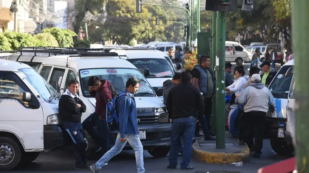 Transe&uacute;ntes sortean los bloqueos en Cochabamba. El transporte libre corta las calles. DICO SOL&Iacute;S