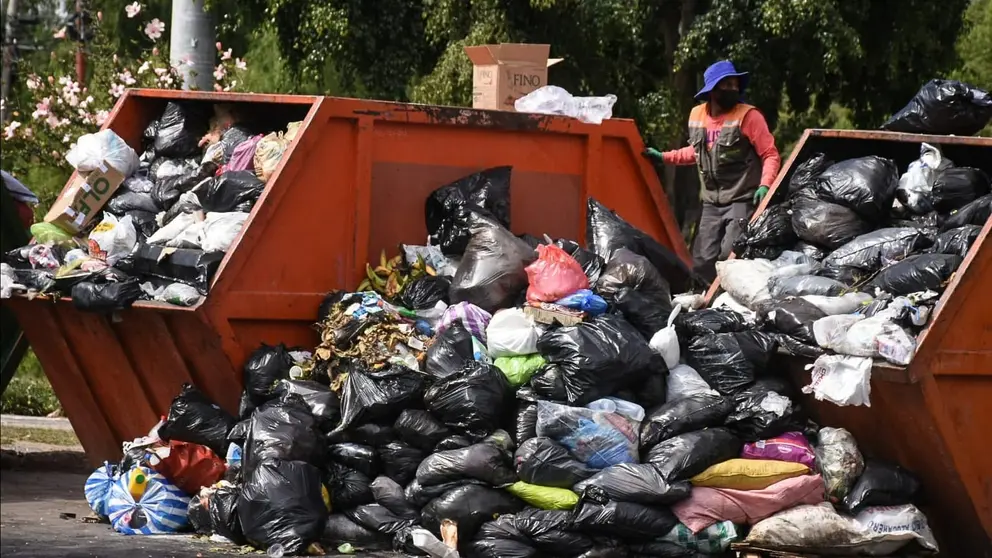 Gran cantidad de basura acumulada en la ciudad. DICO SOL&Iacute;S