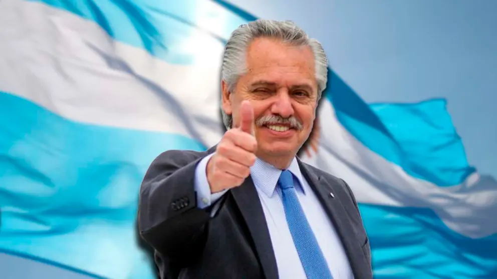 El presidente de Argentina, Alberto Fern&aacute;ndez. Al fondo, una bandera del pa&iacute;s vecino. COMPOSICI&Oacute;N OPINI&Oacute;N
