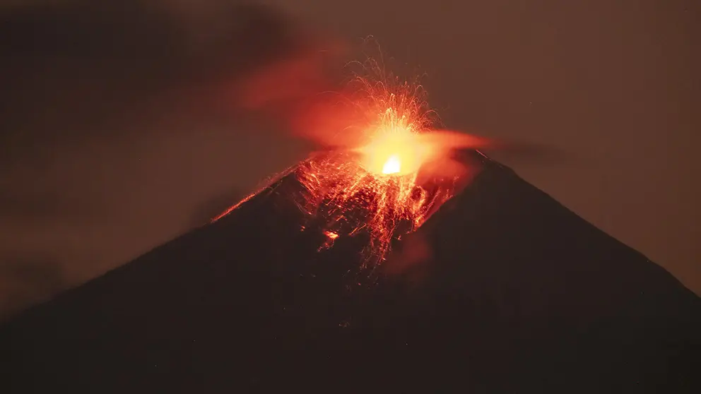 Fotograf&iacute;a de archivo del volc&aacute;n Sangay en la ciudad de Macas (Ecuador)./ EFE