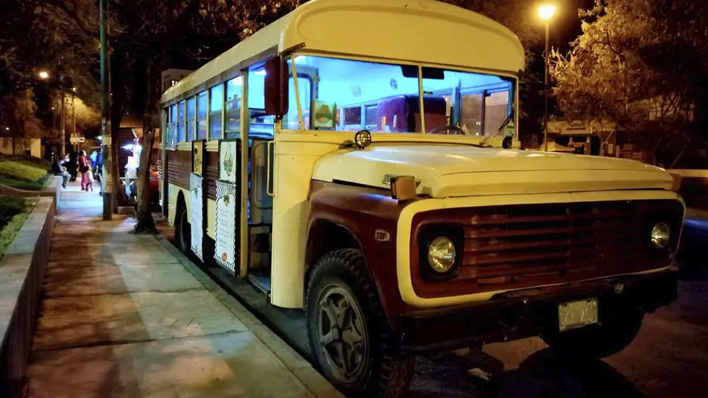 Vista del colectivo adaptado que ahora es restaurante./ ABUELA GRILLO