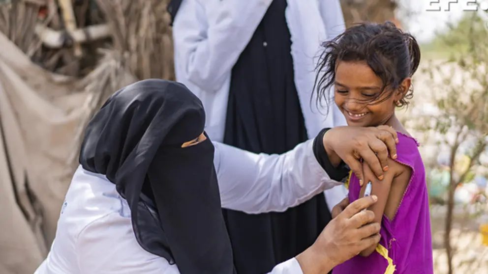 Fotograf&iacute;a cedida por el Fondo de las Naciones Unidas para la Infancia (UNICEF) donde aparece la enfermera Ghada Ali Obaid, de 53 a&ntilde;os, mientras vacuna a Aswar Saddiq Othman, de 9 a&ntilde;os./ EFE