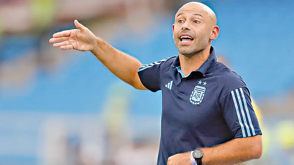 Javier Mascherano, entrenador de la selección argentina Sub 23, da instrucciones en un partido, en una foto de archivo. / EFE