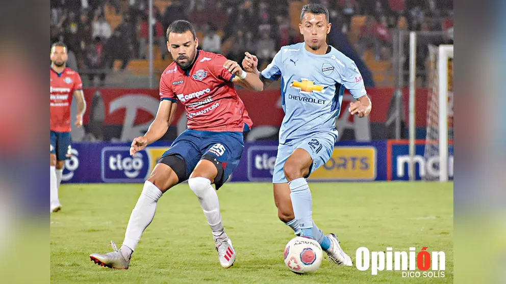 Una jugada del triunfo (3-1) que Wilster logró ante Bolívar en Cocha por la Copa de la División Profesional.  / DICO SOLÍS