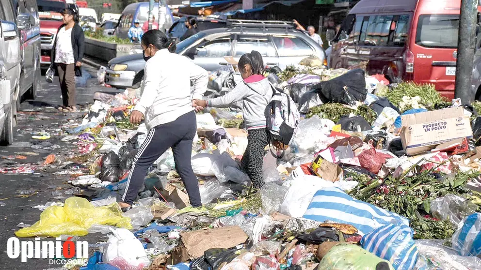 Personas caminando por encima de la basura./ DICO SOLÍS