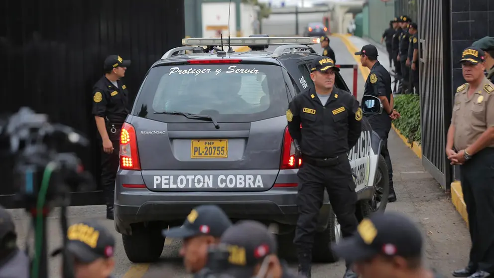 Agentes revisan la llegada de veh&iacute;culos a la Direcci&oacute;n de Aviaci&oacute;n Policial, aleda&ntilde;a al aeropuerto internacional Jorge Ch&aacute;vez hoy, en Lima (Per&uacute;)./ EFE