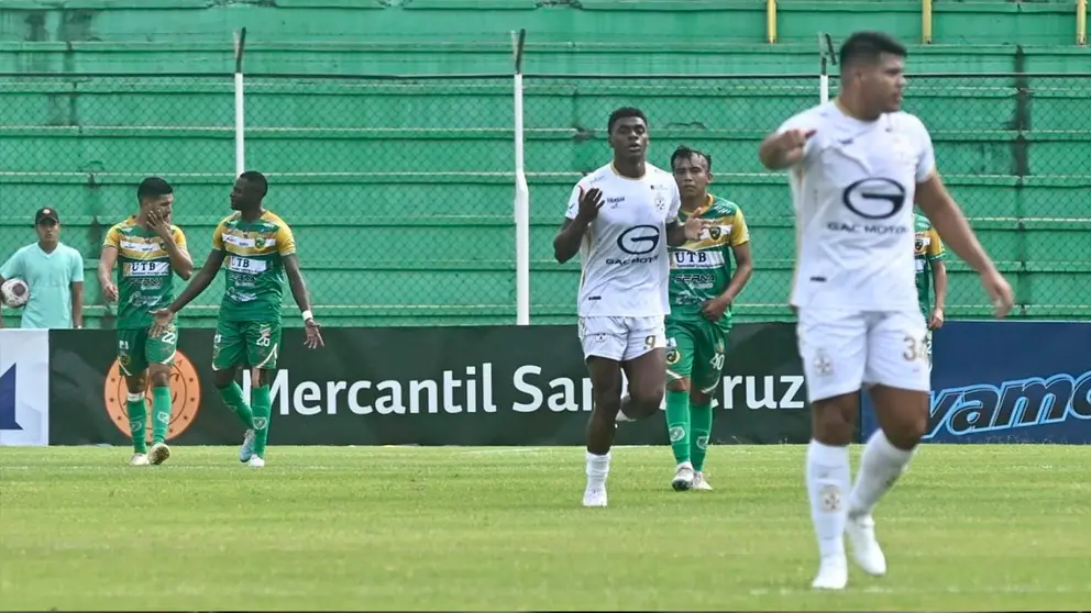 Acci&oacute;n del partido entre Real Santa Cruz y Gran Mamor&eacute;./ APG