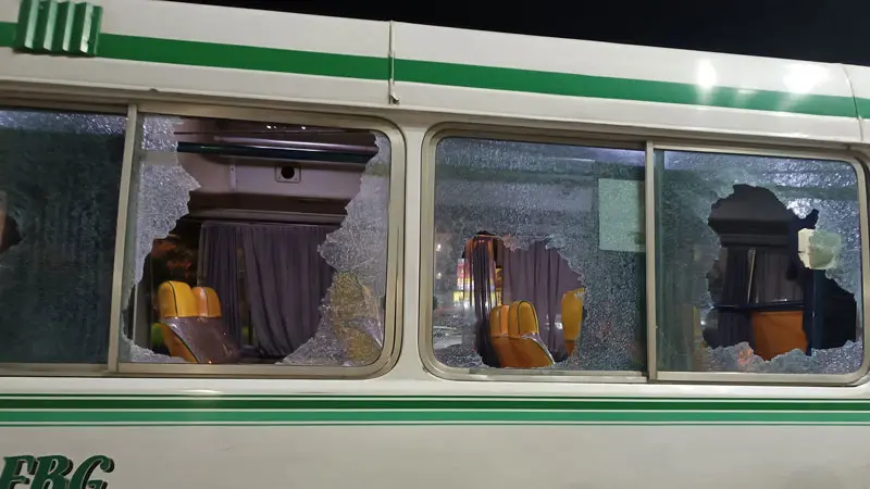 Da&ntilde;os al bus que trasladaba hinchas del equipo Libertad Gran Mamor&eacute;./GRAN MAMOR&Eacute;