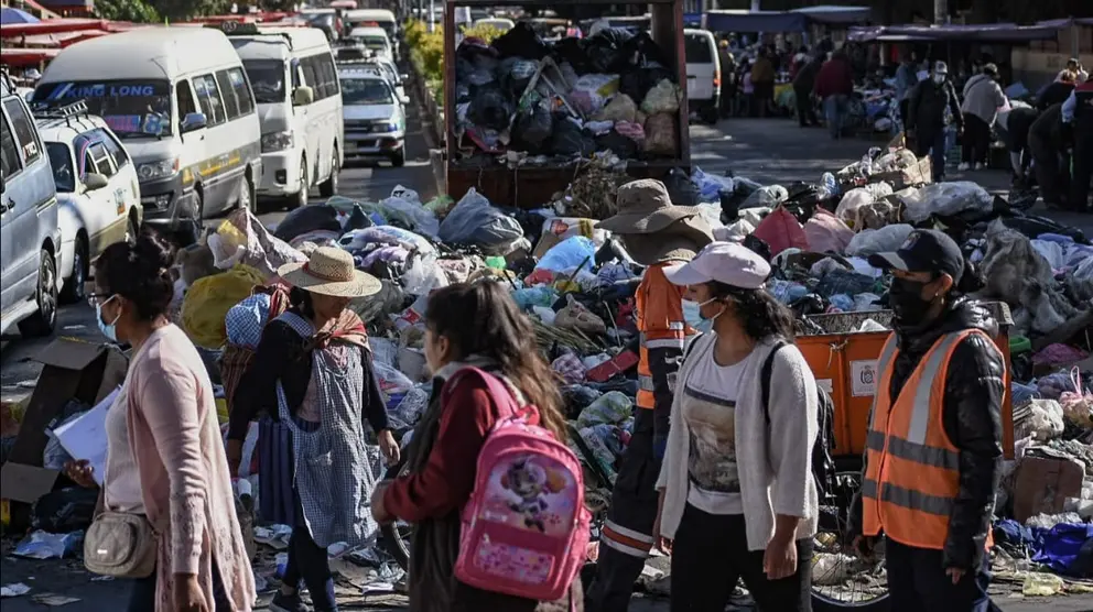 Acumulaci&oacute;n de basura en la ciudad. DICO SOL&Iacute;S