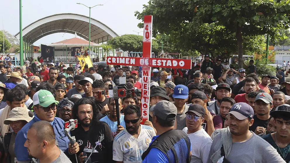 Migrantes se re&uacute;nen en una plaza p&uacute;blica del municipio de Huehuet&aacute;n, hoy en el estado de Chiapas (M&eacute;xico)./ EFE