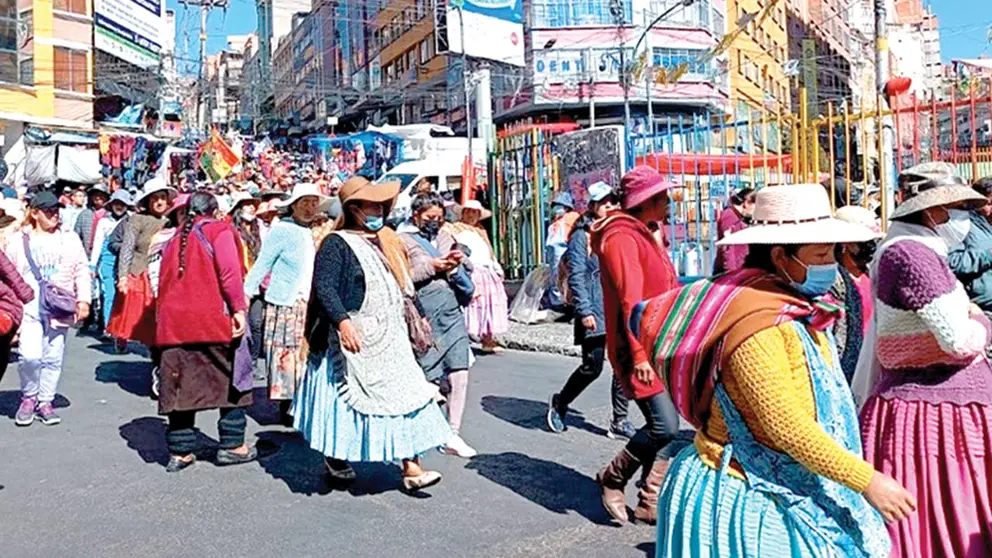 Padres y madres de familia marchan en la ciudad de El Alto./ RPOS-ABI