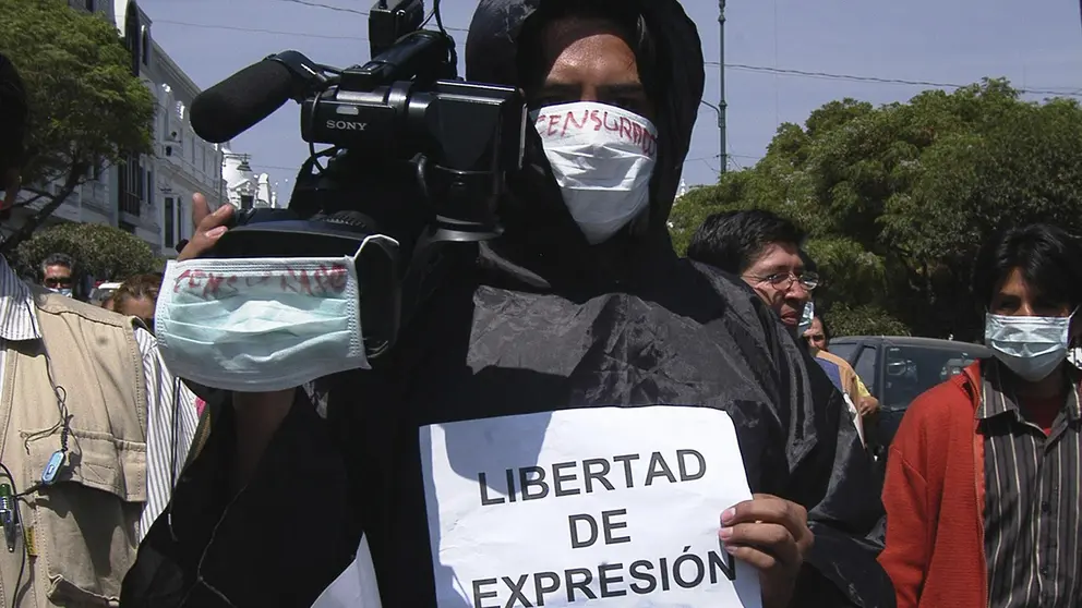 Imagen de archivo de un camar&oacute;grafo boliviano participa en una protesta de periodistas en rechazo a la censura./ EFE
