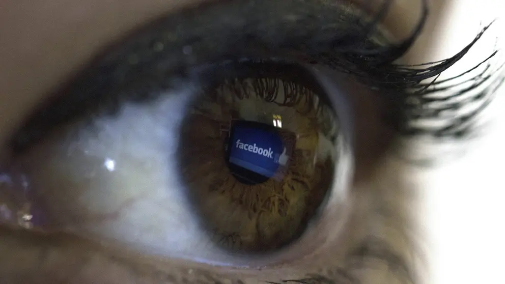 Fotograf&iacute;a de archivo del reflejo en un ojo del logo de la red social Facebook./ EFE