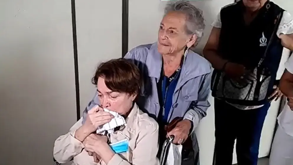 Roca, en silla de ruedas, junto con Amparo Carvajal de la APDHB./ TOMADA DE ERBOL