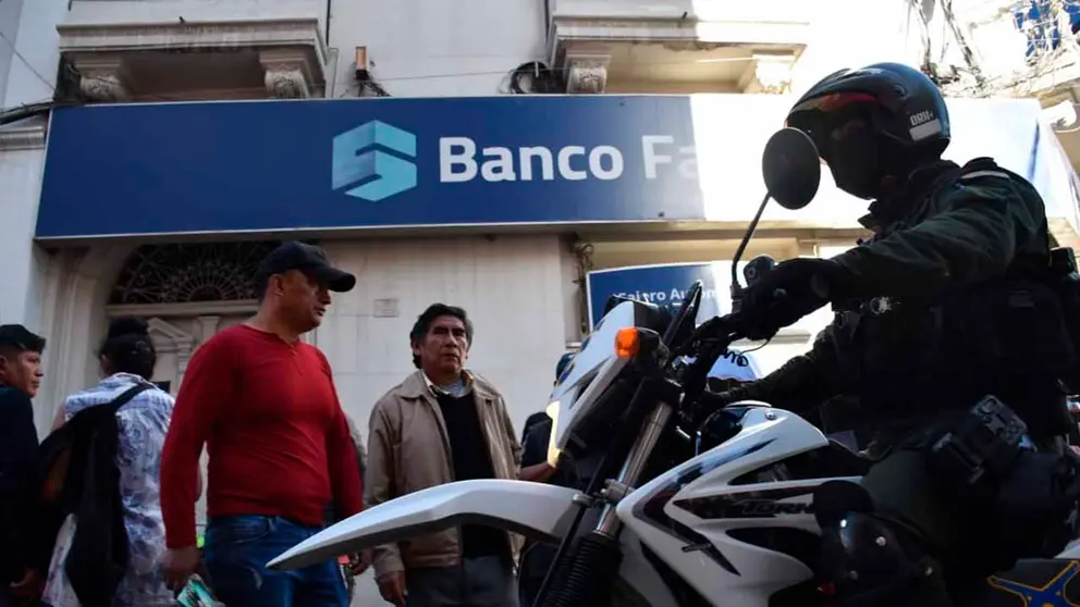 El Banco Fassil de la calle Nataniel Aguirre en Cochabamba con resguardo policial./ No&eacute; Portugal