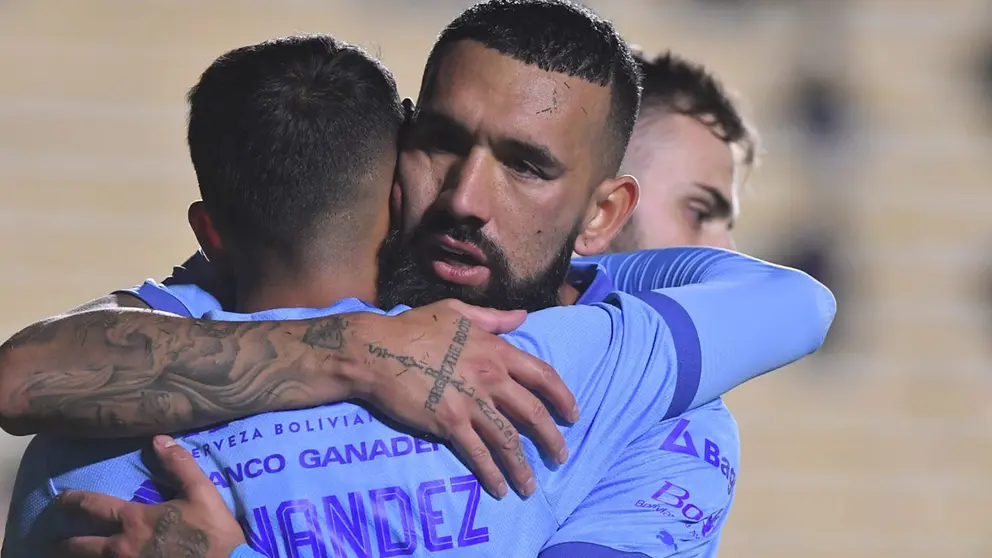 Jugadores de Bol&iacute;var celebran uno de los goles de la victoria de hoy./ APG