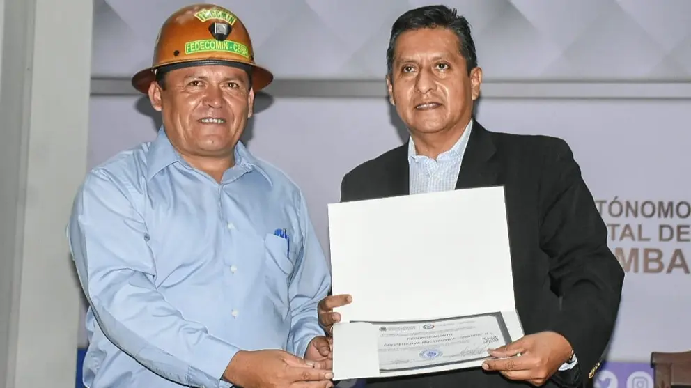 El Secretario Departamental de Mineria e Hidrocarburos entrega el reconocimiento al Gerente General de COBOCE R.L./ DICO SOL&Iacute;S
