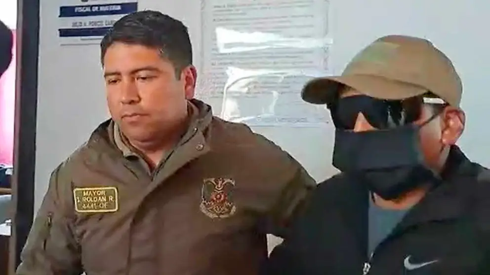 El teniente del Ejercito Juan José P. Q. (der) sale de la FELCC tras su declaración informativa./ ERBOL