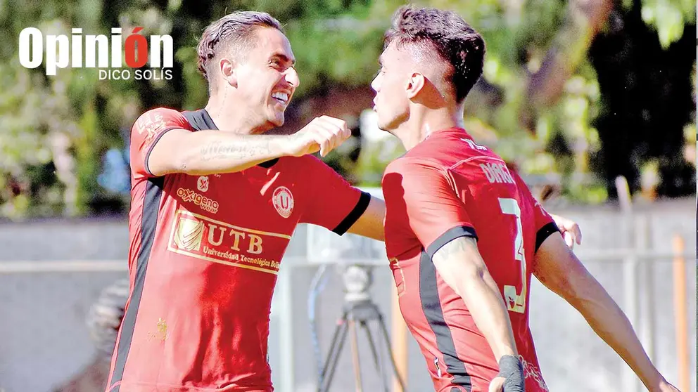 Andr&eacute;s Llano y Diago Gim&eacute;nez festejan un gol para FC Universitario en Quillacollo./ DICO SOL&Iacute;S