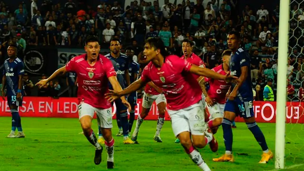 Marcelo Martins festeja su conquista con el Matagigantes en cancha del Emelec. INSTAGRAM INDEPENDIENTE DEL VALLE