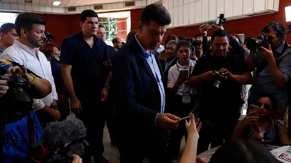 El candidato presidencial paraguayo Efra&iacute;n Alegre entrega hoy su c&eacute;dula para votar, en Lambar&eacute; (Paraguay). EFE