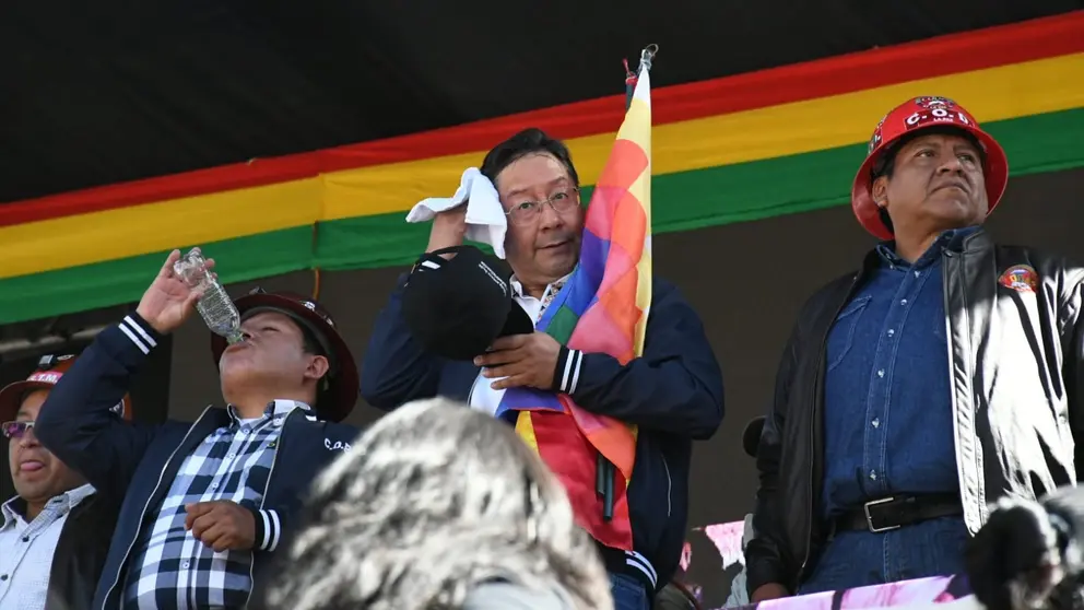 El dirigente m&aacute;ximo de la COB (i), Juan Carlos Huarachi, con el presidente Luis Arce en el D&iacute;a del Trabajador. APG