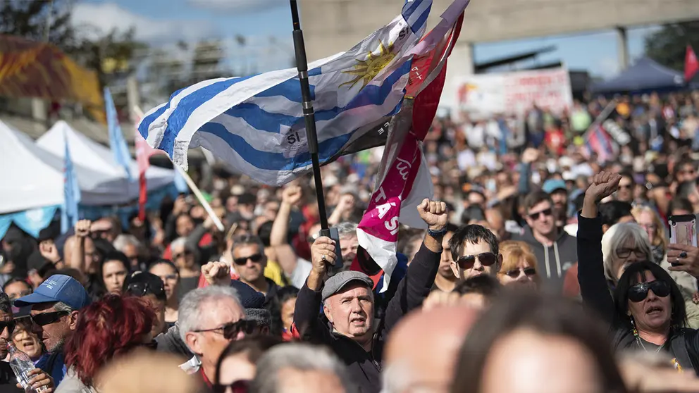 Miles de miembros de la central sindical PIT-CNT fueron registrados este lunes, 1 de mayo, al participar en un acto organizado en el marco del D&iacute;a Internacional de los Trabajadores, en Montevideo (Uruguay). EFE