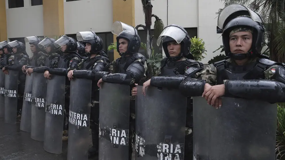Miembros del Ej&eacute;rcito reciben instrucciones para resguardar las calles ante posibles protestas por los resultados de las elecciones, hoy, en Asunci&oacute;n (Paraguay)./ EFE