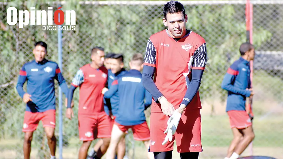 Arnaldo Gim&eacute;nez prepara una pr&aacute;ctica con el H&eacute;rcules en la cancha principal del club en el complejo de Alalay./ DICO SOL&Iacute;S