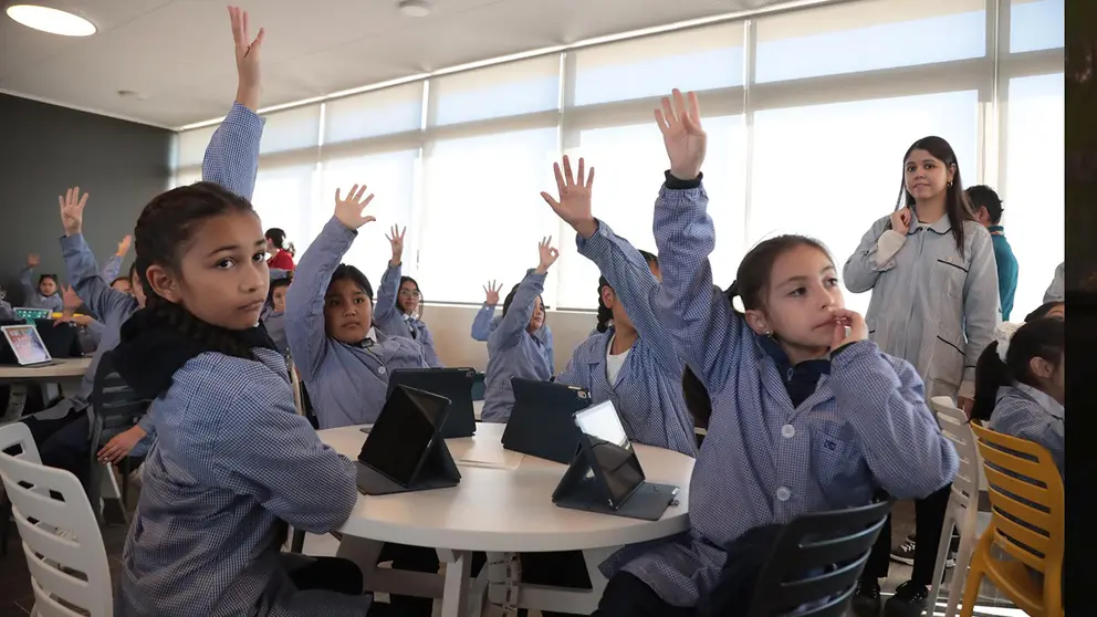 Fotograf&iacute;a cedida por la Fundaci&oacute;n Telef&oacute;nica Chile que muestra a ni&ntilde;as del colegio Trigales del Maipo, en la comuna de Puente Alto, en Chile./ EFE