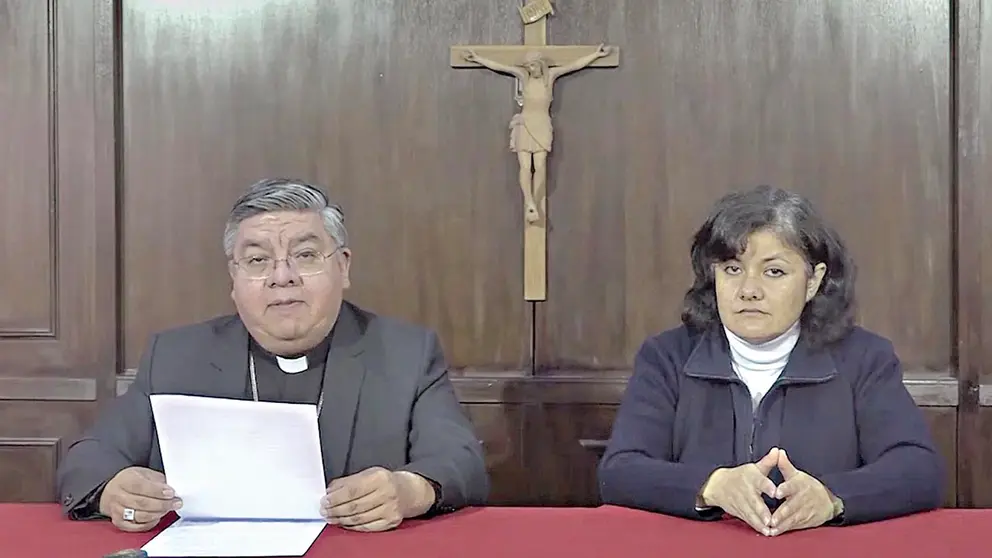El monse&ntilde;or Giovani Arana, acompa&ntilde;ado de la asesora legal Susana Inch, lee el comunicado de la CEB./ CEB