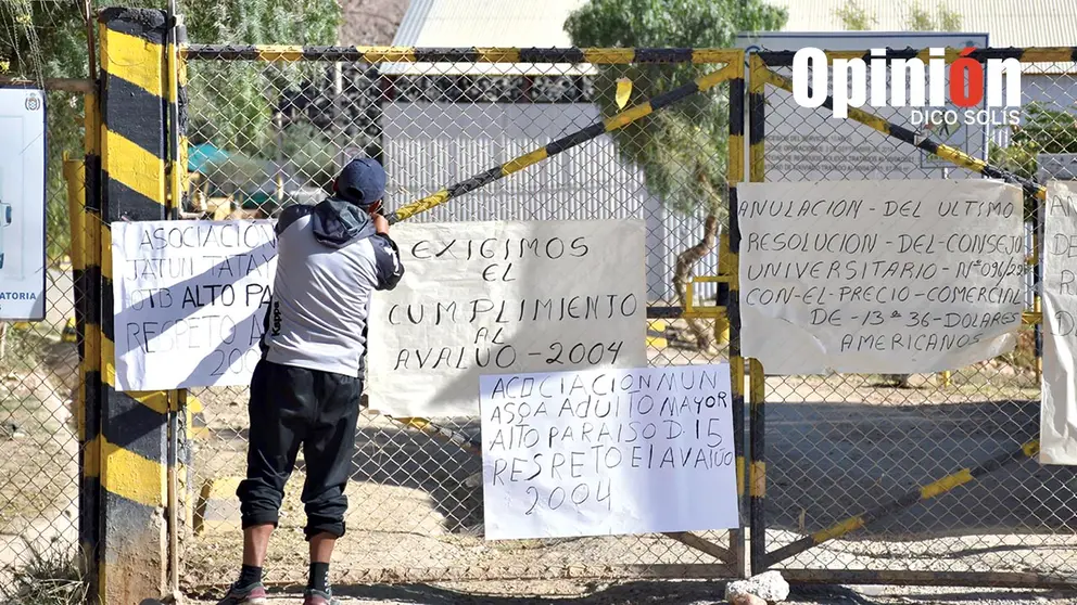 El bloqueo registrado entre el 17 y 24 de abril en el ingreso al botadero de K&rsquo;ara K&rsquo;ara./ DICO SOL&Iacute;S