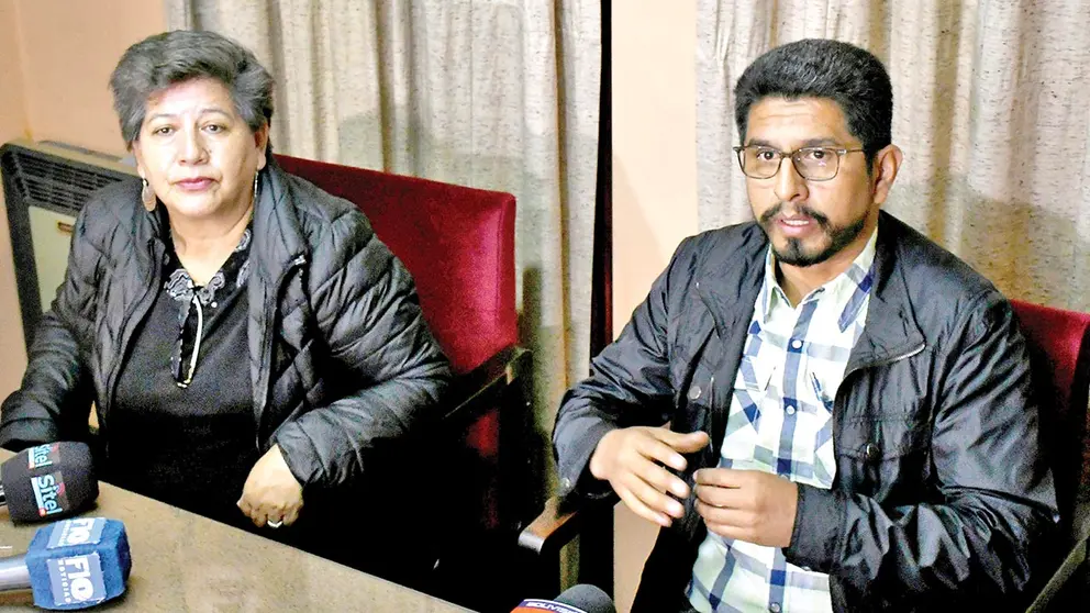 Bernardo Mercado. actual provincial de los Jesuitas, habla con los medios tras presentar la denuncia en la FELCV./ APG