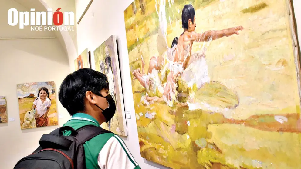 Una persona observa cuadros en una exhibici&oacute;n de arte./ NO&Eacute; PORTUGAL