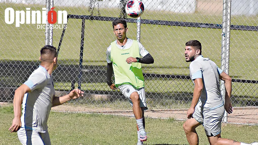 Jugadores del Equipo del Pueblo llevan adelante una pr&aacute;ctica en la cancha principal de su complejo de Alalay./ DICO SOL&Iacute;S