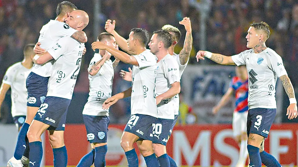 Jugadores de Bol&iacute;var festejan la goleada (0-4) que lograron ante Cerro Porte&ntilde;o en el Defensores del Chaco./ EFE