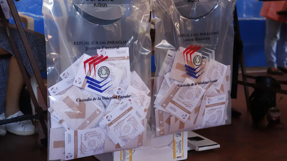 Fotograf&iacute;a de archivo de urnas de votaci&oacute;n en la escuela Perpetuo Socorro, en Asunci&oacute;n (Paraguay)./ EFE