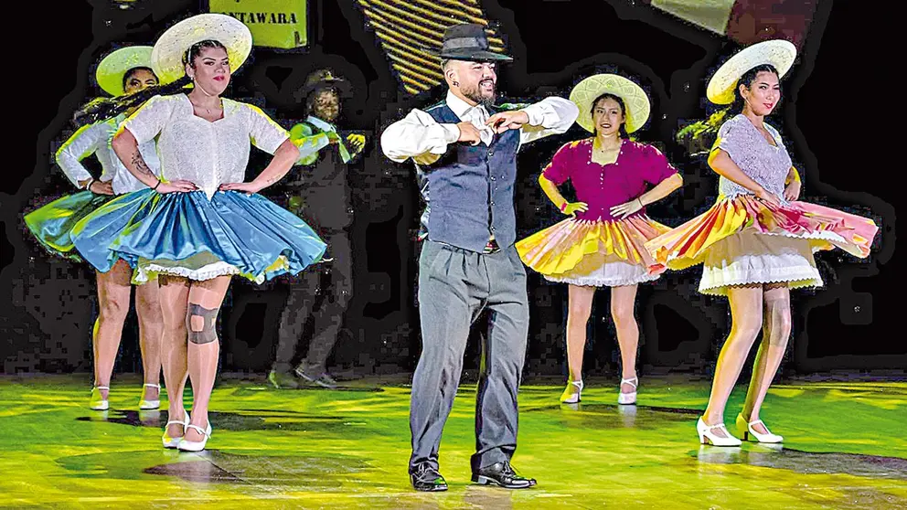 El elenco de Antawara en un escenario internacional. / CORTESÍA