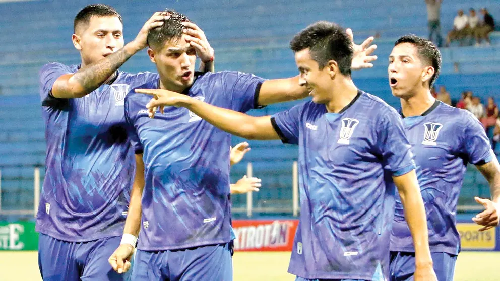 Futbolistas de Palmaflor celebran una conquista en Villa Tunari. / APG
